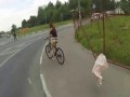 Zawstydzona rowerzystka