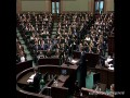 Młody pokazuje czerwoną kartkę posłom w Sejmie!