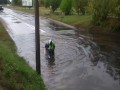 Chciał przejechać przez kałuże