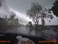 Silne tornado uchwycone przez rejestrator porywa samochód