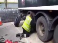 Wymiana opony w ciężarówce gdzieś w Brazylii