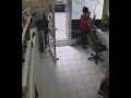 Kobieta kradnie portfel z zakładu fryzjerskiego
