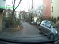 Pijany postanawia przestawić znak