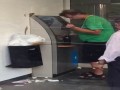 Pijak przy bankomacie