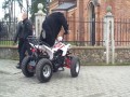 Na quadzie do kościoła