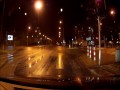 Policjant rzuca latarką w samochód