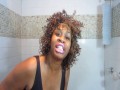 Idiotka w wannie z mlekiem