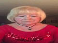 Babcia śpiewa piosenkę o transseksualizmie