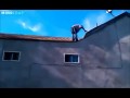 Idiota i salto z dachu