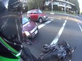 Kierowca Forda atakuje motocyklistę