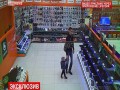 Rosyjski złodziej kradnie za pomocą synka