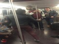 Murzyn uderza w twarz dziewczynę w metrze