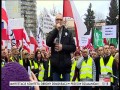 Mateusz Kijowski lider KOD śpiewa hymn