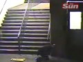 Pijany gość schodzi po schodach i rusza w miasto