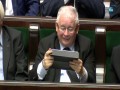 Jarosław Kaczyński czyta wywiad Mazurka z Kijowskim
