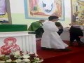 Ksiądz błogosławi dzieci w Hiszpanii