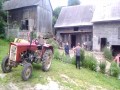 Zniszczył płot siekierą i ciągnikiem