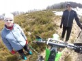 Szalona babcia leje gościa na motocyklu kijami do chodzenia!