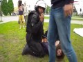 Polska policja pomyliła się i skuła dziewczynę czekającą na tramwaj...
