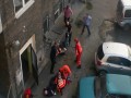 Wypadł z okna i ranił policjantów