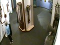 Mężczyzna odwiedzający muzeum ignoruje zakazy i dotyka zegar