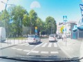 Policja (Wydział Ruchu Drogowego) omija pojazd który zatrzymał się przed pasami (500 zł i 10 pkt)