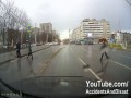 Rowerzysta przejeżdża przez jezdnię