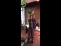 Tak się wkurza świeżaka na budowie