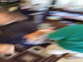 Szalona klientka salonu fryzjerskiego