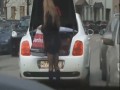 Przebieranie na środku drogi, niezły widok