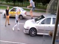 Bójka rosyjskich suchoklatesów na drodze