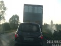 Dostawczak wjeżdża do rowu