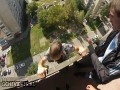 Patrzcie jak potrafię zwisać z balkonu na 8 piętrze!