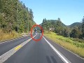 Norweski radiowóz zajeżdża drogę Polskiej ciężarowce