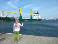 Dziewczynka prosi statek o sygnał