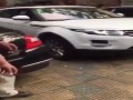 Wypad z tym Jaguarem! Typ z Range Rovera niszczy auto zaparkowane na wjeździe