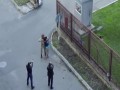 Ochroniarz nie wiedział, że kręcą film i obezwładnił bandziora