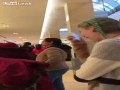Nastolatka wyzywa dziadka w centrum handlowym