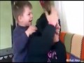 Bezstresowo wychowany dzieciak leje swoją matkę
