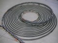 Kolejka w skali H0 pokonuje spiralny tor