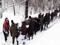 20 chłopa vs samochód w rowie