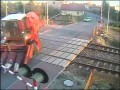 Bizon uwięziony na przejeździe kolejowym! O włos od zderzenia z pociągiem