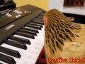 Kura grająca na keyboardzie