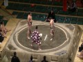 Brutalny nokaut w zapasach sumo