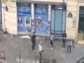 Staruszek wypłaca kasę z bankomatu aż tu nagle...