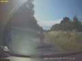 Dachowanie pirata drogowego, który próbuje wcisnąć się na chama