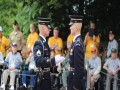 Inspekcja broni przy grobie nieznanego żołnierza na cmentarzu w Arlington