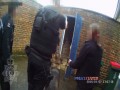 Człowiek z młotem kontra angielska policja z psem policyjnym