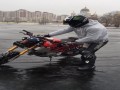 Przejażdżka motorem po zamarzniętej rzece