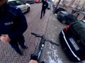 Policja przeszukuje plecak i kurtkę rowerzysty, bo jechał na rowerze